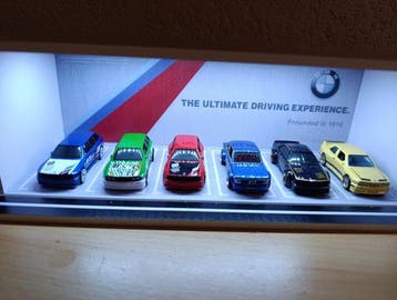 Hot Wheels 1:64 - Model raceauto (6) - BMW E30 - LED-diorama, Hobby en Vrije tijd, Modelauto's | 1:5 tot 1:12, Nieuw