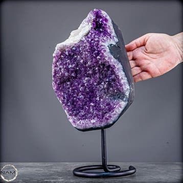 Prachtige amethist met calciet op standaard – majestueuze