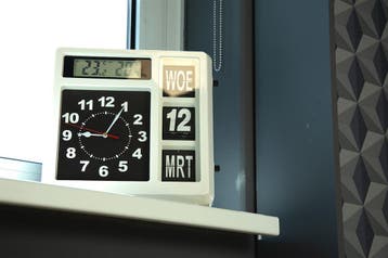 Grote analoge wandklok met temperatuurweergave, wit, Huis en Inrichting, Ophalen of Verzenden, Nieuw