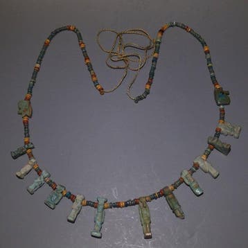 Oud-Egyptisch Faience Ketting met god-amuletten. 60 cm lang., Verzamelen