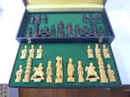 Jeu déchecs en bois sculpté origine Chine datant de 1970 en