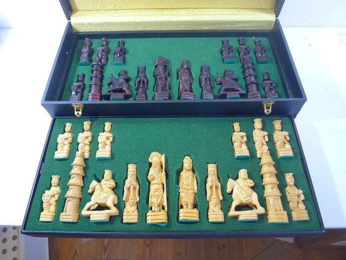 Jeu déchecs en bois sculpté origine Chine datant de 1970 en, Antiek en Kunst, Curiosa en Brocante