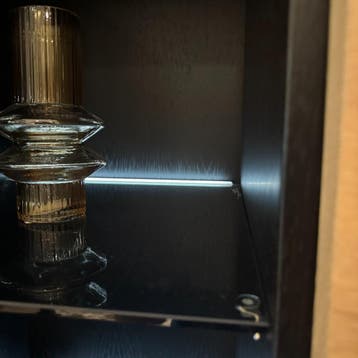 Vitrinekast Mauritio - Geborsteld Eikenhout en Zwart -, Huis en Inrichting, 150 tot 200 cm, Eikenhout, Nieuw, Ophalen of Verzenden