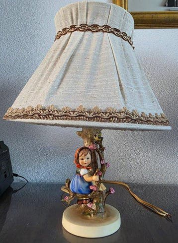 Goebel - Beeldje - Hummel lamp (2) - Porselein, Textiel