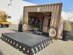 Podium Caravan in de vorm van een retro radio + grote LPs, Ophalen, Gebruikt, Decoratie
