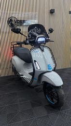 Vespa Sprint | Chalk grey & Blue Edition | Full option, Maximaal 45 km/u, Nieuw, Vespa S, Ophalen of Verzenden