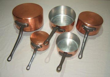Een set van 5 degelijke Franse pannen van gehamerd koper ca