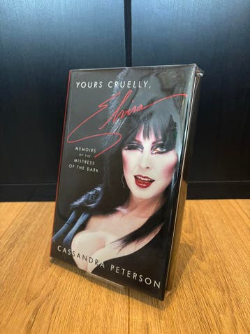 Elvira boek - Yours cruely, Elvira, Ophalen of Verzenden, Nieuw, Boek, Tijdschrift of Artikel