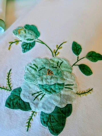 Vintage Tischdecke mit Servietten (9-teilig) – Handgestickt
