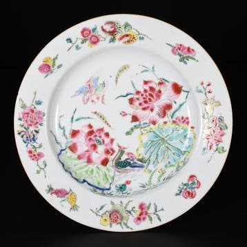 Bord - Assiette aux émaux de la Famille Rose à décor de, Antiek en Kunst