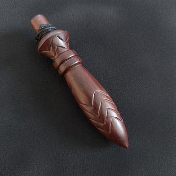 Egyptische Thoth-pendule in palissander. Ketting en kraal