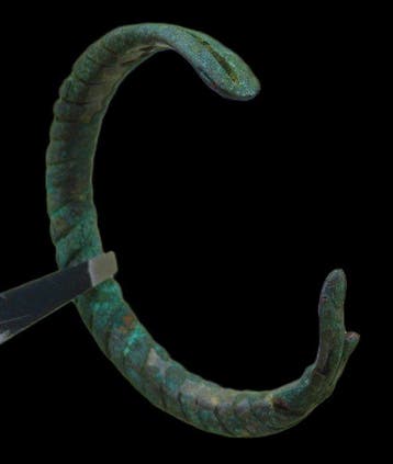 Viking periode oude bronzen armband, eindstukken in de vorm