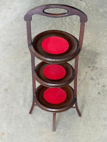 Étagère - Hout, Fluweel - Drie verdiepingen tellende houten, Antiek en Kunst, Curiosa en Brocante