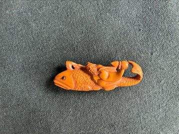 Fijn gesneden Japanse houten netsuke – Ebisu met grote vis,