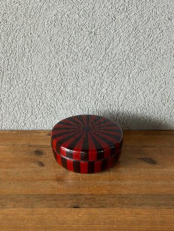 Doos - Japanse lak Jikiro snoepdoos met deksel, met rood- en