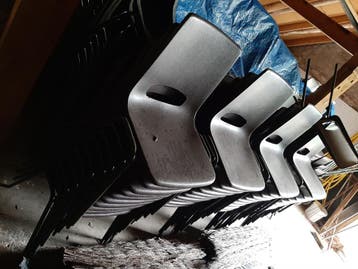 Partij ongeveer 350 koppelbare stapelstoelen, Ophalen, Gebruikt, Overige kleuren, Kunststof