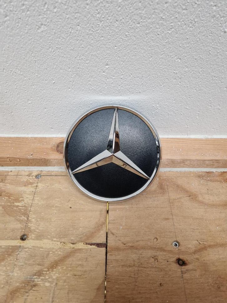 Embleem achter Mercedes Sprinter (Nieuw), Auto-onderdelen, Carrosserie en Plaatwerk, Nieuw, 12 maanden garantie, Mercedes-Benz