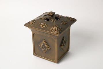Antieke Japanse bronzen wierookdoos met hartvormig