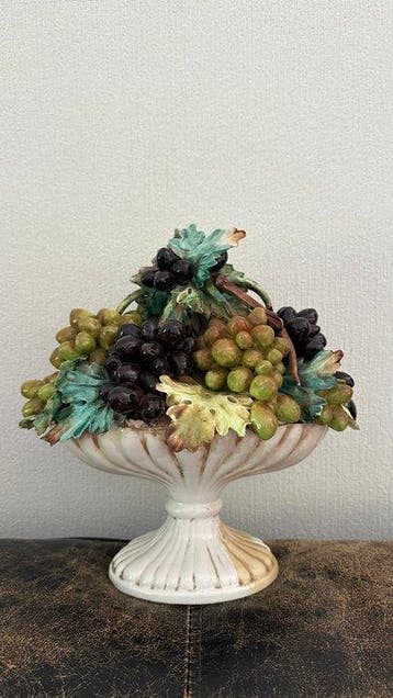 Capodimonte - Beeldje - Vintage majolica druiven pedestal -