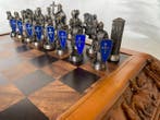 Schaakspel - Spelbord van hout met reliëf en bronzen figuren