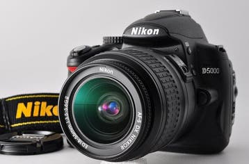 Nikon D5000 (Shutter Count : 2,430)  AF-S DX Nikkor ED, Nieuw