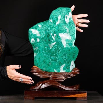 Een sculpturaal kunstwerk met een sterke visuele impact:, Nieuw