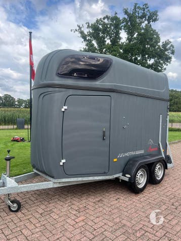 Ruime Hotra vol-polyester 2 Paards zadelkamer!, Ophalen, Zo goed als nieuw, Polyester, 2-paards trailer