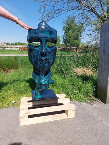 Beeld, artistic Statue head on block  THE SILENCE  102