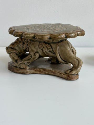 Chinees celadon-glasuurkussen Leeuw (Shishi / Foo