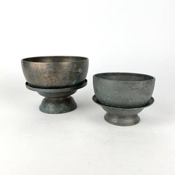 Twee Khmer bronzen ceremoniële waterkommen met sokkel -