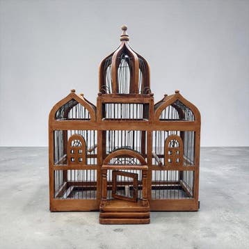 Vogelkooi - Hout - Een architectonische houten vogelkooi -, Antiek en Kunst, Curiosa en Brocante
