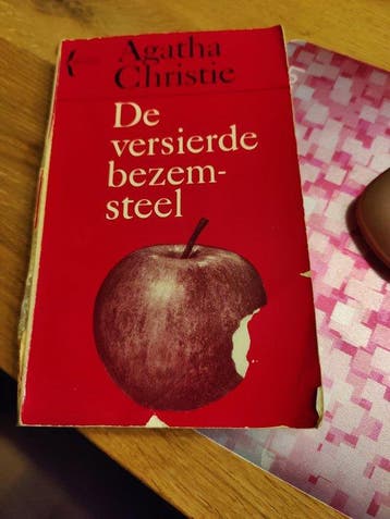 Versierde bezemsteel - Christie, Verzenden, Gelezen