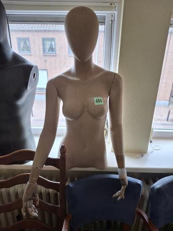 Etalage pop buste vrouw papier look met gedetaileerde houten