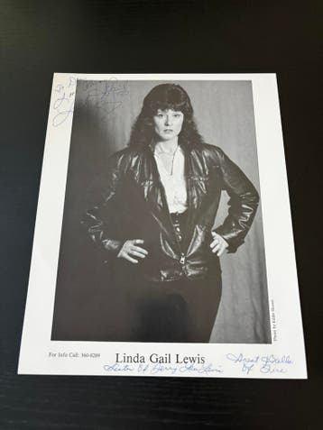 Linda Gail Lewis - Handgesigneerde foto, Verzamelen, Muziek, Artiesten en Beroemdheden, Ophalen of Verzenden, Zo goed als nieuw