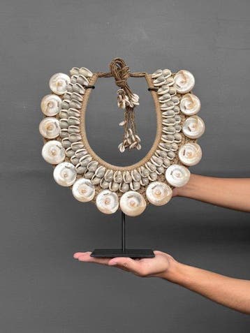 Decoratief ornament - SN22 - Decorative Shell Necklace on a, Antiek en Kunst