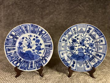 Een paar Chinese blauw-wit Kraak-stijl porseleinen borden