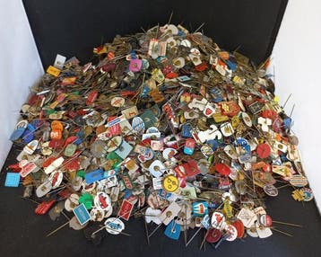 Draagspeld 3.25kg of vintage advertising stick pins -