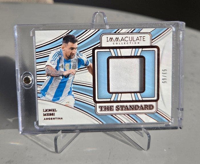2024/25 Panini Immaculate Collection Lionel Messi /65 Patch, Verzamelen, Stickers