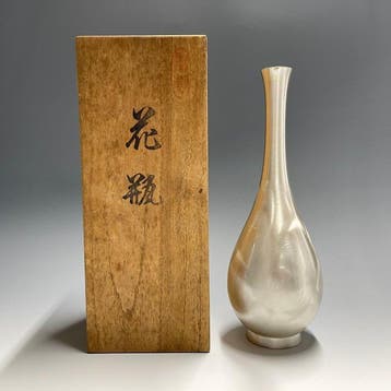 Eenbloemige vaas - Metaal, parelzilver afwerking - Japan