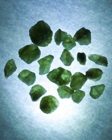Noorse peridoot Snijden van ruwe diamant 107 ct - Hoogte: 1
