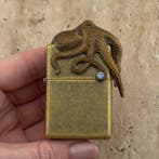 Zippo - Kraken Sculpture 3D - Antique Brass - Zonder, Nieuw