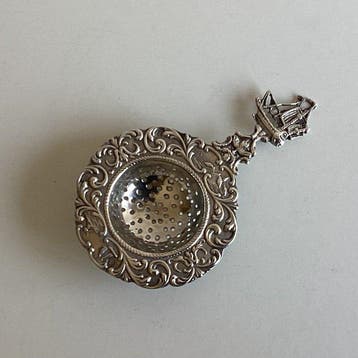 Theezeef - .835 zilver - Met zeilschip en krulrand, Antiek en Kunst