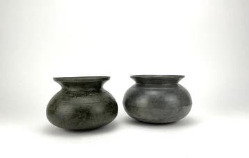 Paar Khmer bronzen bedelaarsbekers (Rishi) schalen (bhiksha)