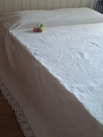 Fabelachtige witte sprei voor de uitzet in grote afmetingen