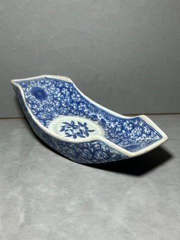 Blauw-witte Qinghua-theeboot met een motief van voorspoed en