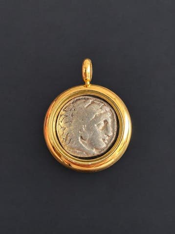 Oud-Grieks Goudkleurige metaalhanger en zilveren munt Coin, Verzamelen