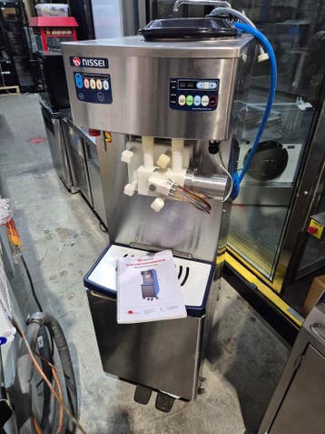 Veiling Softijs- en milkshakemachine NISSEI NA3344 giant com, Gebruikt, Koelen en Vriezen