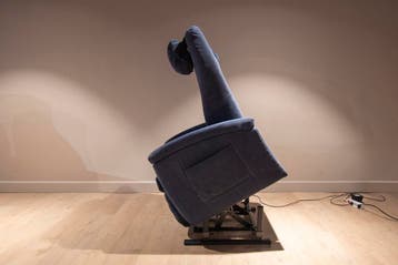 Fitform vario 570 sta op en relaxfauteuil in blauw stof, Huis en Inrichting, Fauteuils, Minder dan 75 cm, Stof, Ophalen of Verzenden