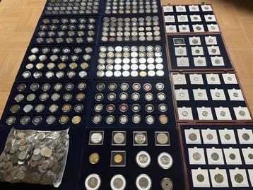 Wereld. Lot de 311 monnaies du Monde dont 24 argent et 5 kgs
