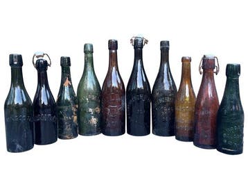 Antieke reliefgeperste bierflessen afkomstig van historische